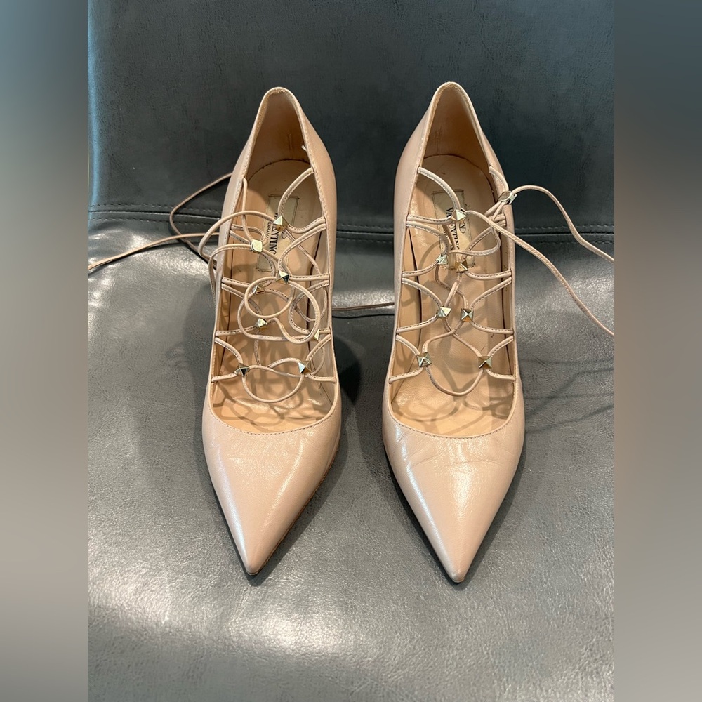 Valentino Garavani EU 39 Rockstud Laceup Heels, Nude/Tan